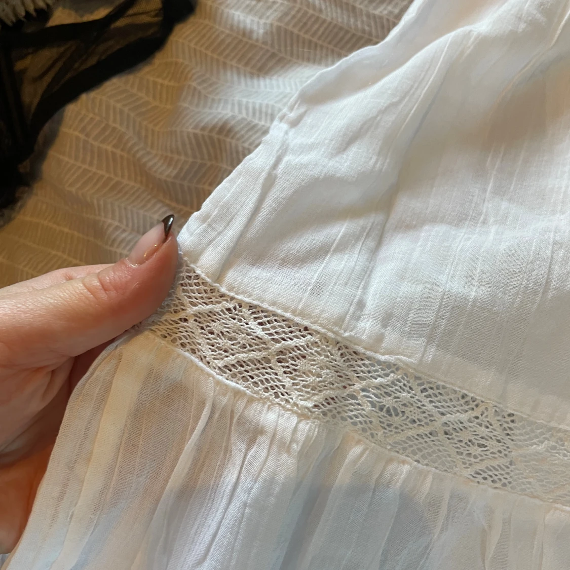 Vit långkjol med spetsdetaljer - 3