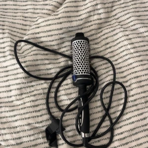 Rundborste med jon-teknologi Ø45 - En magic hair brush från Cera i storleken 45mm, den är  använd och men fungerar perfekt.  Säljer för 500kr