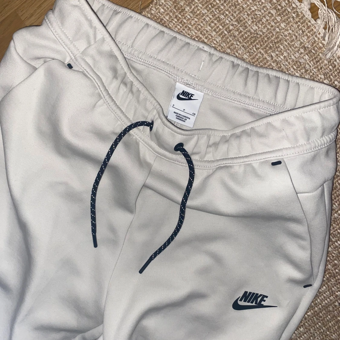 Vita Nike Tech byxor - 3