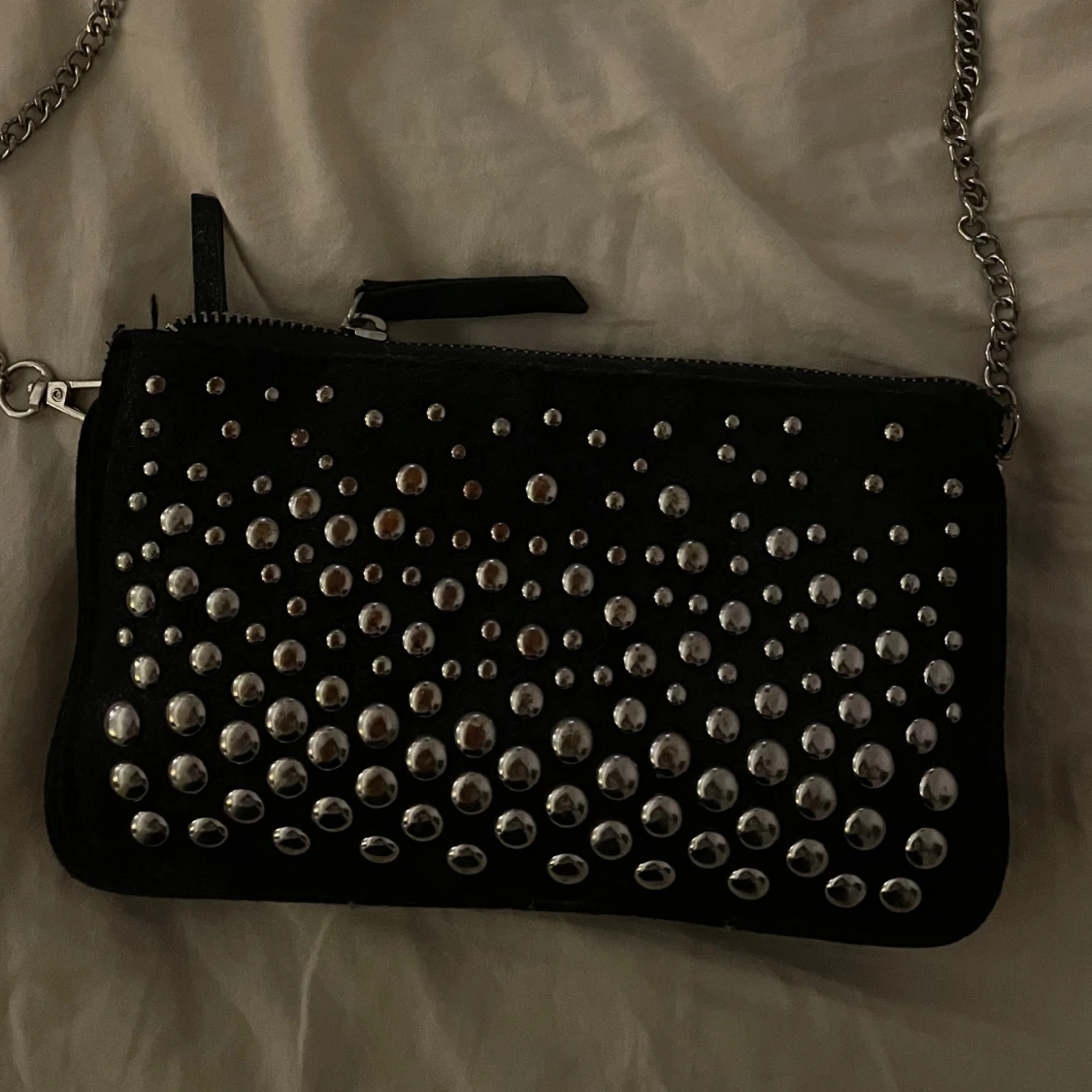 Svart kuvertväska med silvernitar - 1