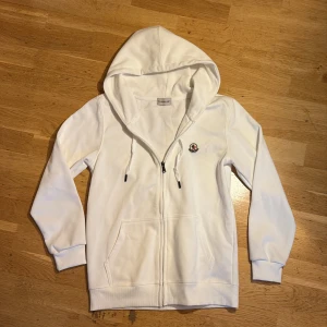 Moncler hoodie - Sjukt snygg Moncler hoodie. extremt bra pris här✌️skicka in bud😁