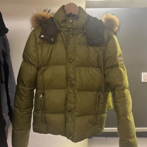 Dolce & Gabbana jacka  - Säljer nu denna Dolce & Gabbana jackan i storleken 44! Passar xs. Självklart äkta. Jackan är i mycket bra skick. Pälsen är avtagbar om man föredrar den utan. Hör av er vid funderingar. 