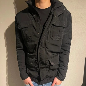 Feild jacka  - Hej! Säljer nu denna riktigt fräscha feild jackan. Storlek M, skick 9/10, passar nu perfekt nu till våren. Vid minsta lilla fundering är det bara att skriva