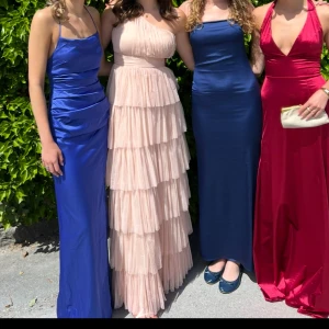 Balklänning - Säljer min supersöt balklänning då den inte kommer till användning längre. Ljusrosa och endast använd en gång!! Jag är 173 cm lång och de passar mig super i längden!❣️