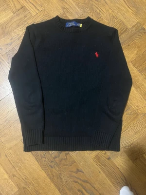 Svart stickad tröja Polo Ralph Lauren - Jätte fin tröja som är knappt använt har använt den endast 5 gånger tröjan har inga skador eller liknande skriv för mer information 