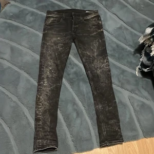 Dondup jeans - Ett par snygga dondup jeans i W32. Dem har en ovanlig design som passar perfekt för någon som vill synas lite extra. Har du några frågor så är de bara att skriva😊