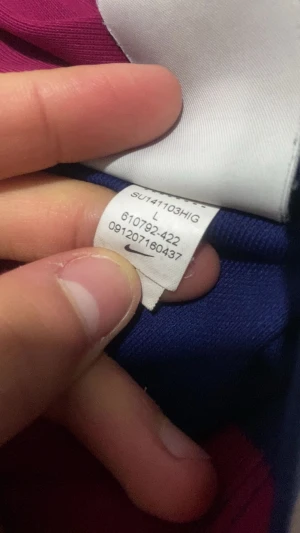 FC Barcelona matchtröja Nike 2014 (äkta)  - Säljer en äkta FC Barcelona matchtröja från säsongen 2014 med Qatar Airways-tryck, broderat klubbmärke och LFP-patch på ärmen. Tröjan är kortärmad, har breda blå och vinröda ränder och är tillverkad i Dri-FIT-material för bästa komfort.