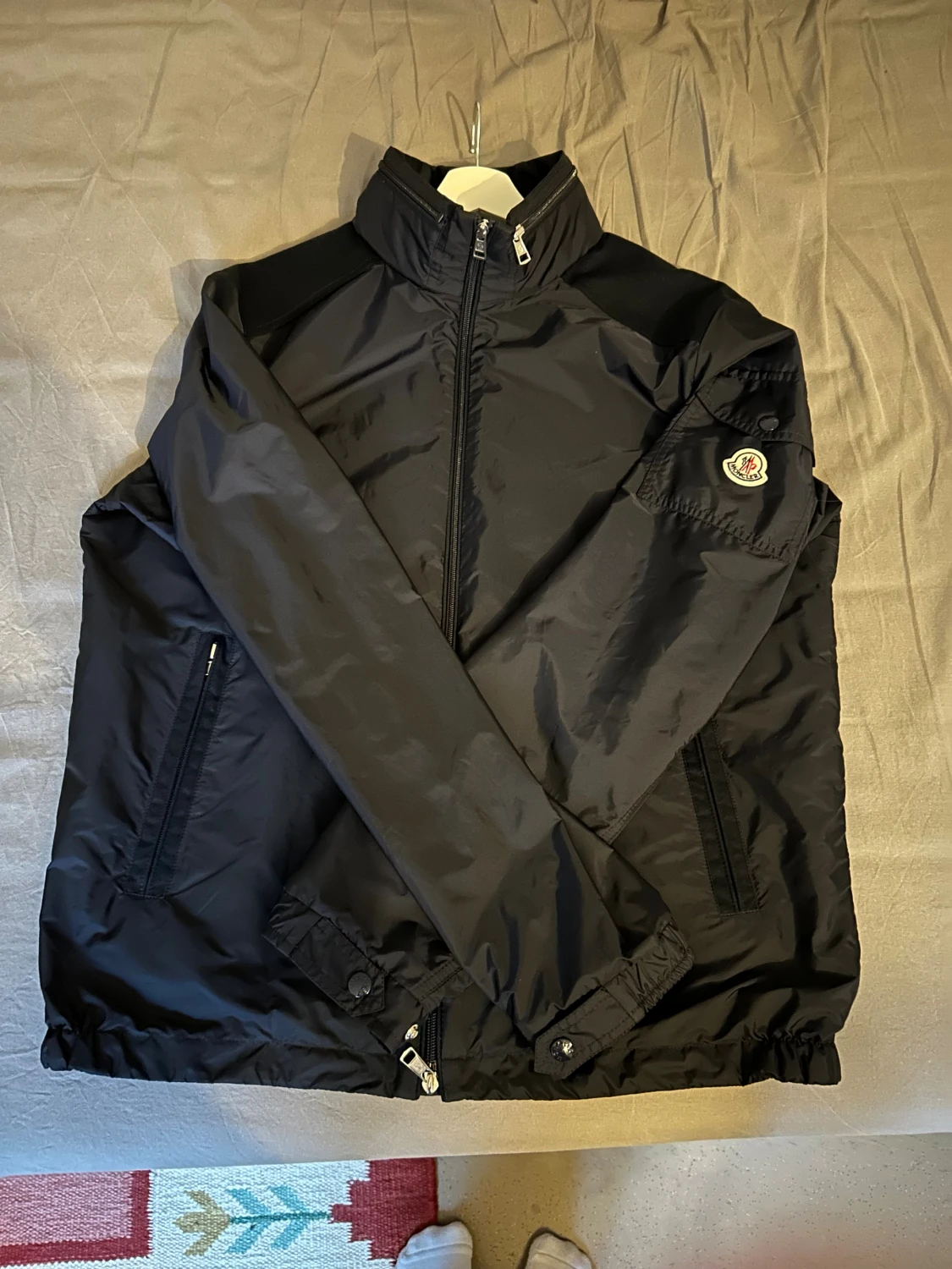 Marinblå vindjacka från Moncler