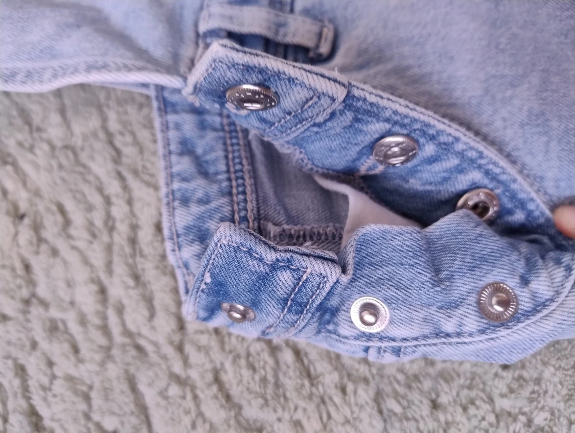 Ljusblå hängselshorts i denim - 2