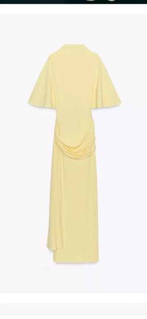 Ljusgul långklänning med öppen rygg - Helt oanvänd ligger kvar i paket med prislapp på❤️