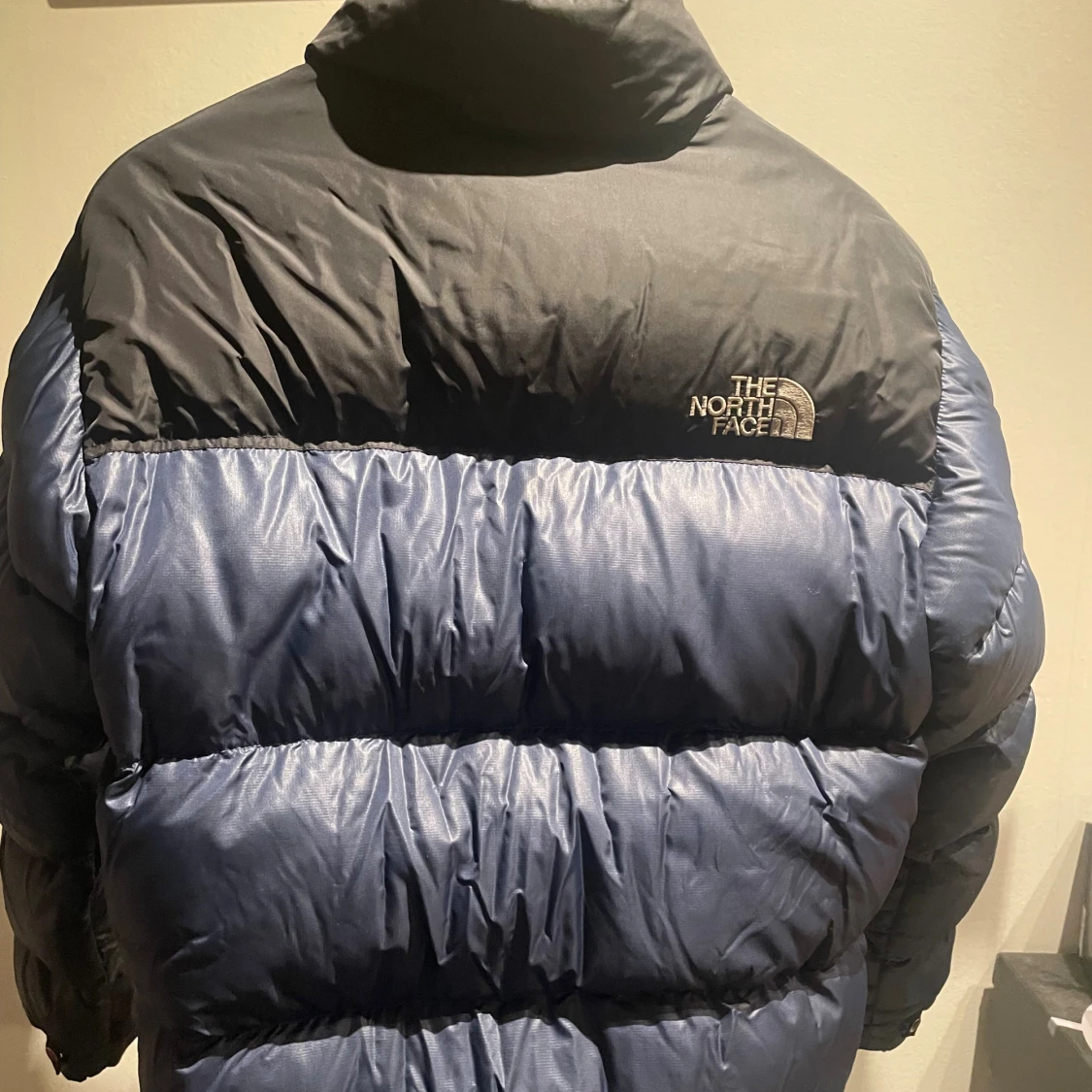 Blå och svart pufferjacka The North Face - 2