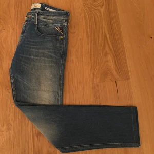 Replay Anbass Jeans - Tja! Säljer nu dessa Replay Anbass jeans, storlek 29/32 men uppsydda 2-3cm, passar mig och jag är 187 o väger 85kg, nypris 1799! Snygg tvätt på jeansen! Hör av vid frågor, använda 5 ggr Max!