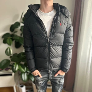 Ralph lauren kacka - Mycket fint skick, inga defekter. Storlek 48/S passar dig som är mellan 175–185cm ungefär. Nypris ca 5000kr. Modellen är 185 cm, 79 kg. Passar bra nu till vintern. Skriv för mer information!🤝