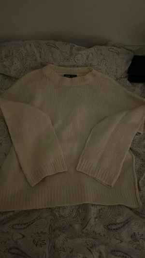 Stickade ribbade byxor från SHEIN XS - Säljer ett mjukis/stickat sett från SHEIN i storlek XS, De är knappt använda och är i mycket bra skick!!!