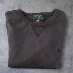 Mörkblå Ralph lauren tröja  - Mörkblå Ralph lauren tröja i 7/10 skick inga synliga defekter. Priset kan diskuteras vid snabbt köp.