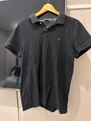 Svart piké från Calvin Klein - Inget fel på den 