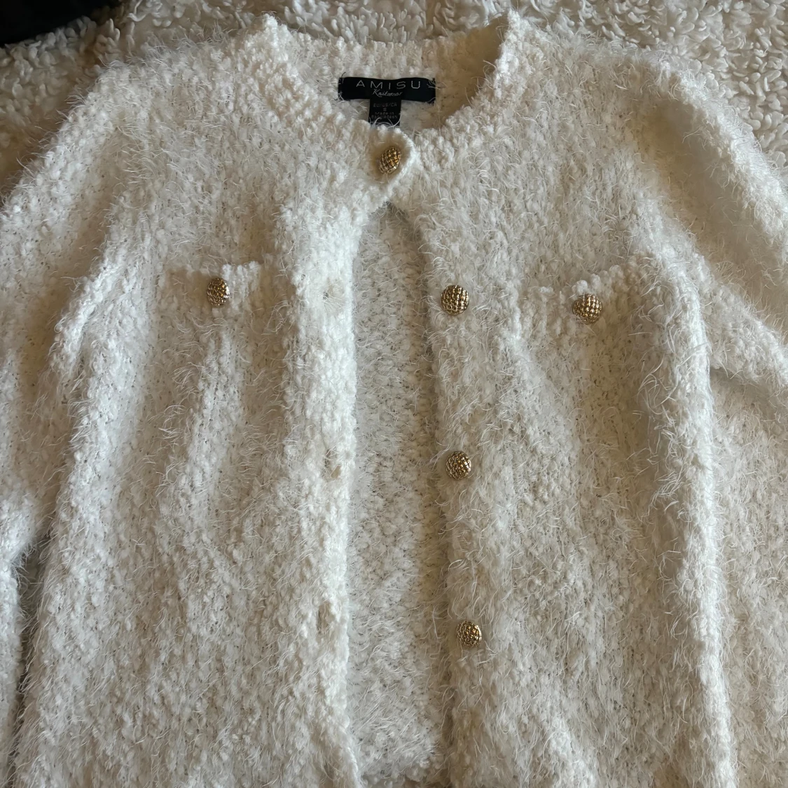 Vit fluffig kofta från Amisu med guldknappar