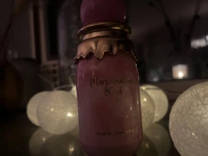 Marshmallow Blush parfym - Snygg rosa parfymflaska med lekfull design från Paris Corner. Perfekt för dig som vill sticka ut och addera en söt touch till din samling. Namnet Marshmallow Blush ger en hint om stilen. Volym och ingredienser syns ej på bilderna.