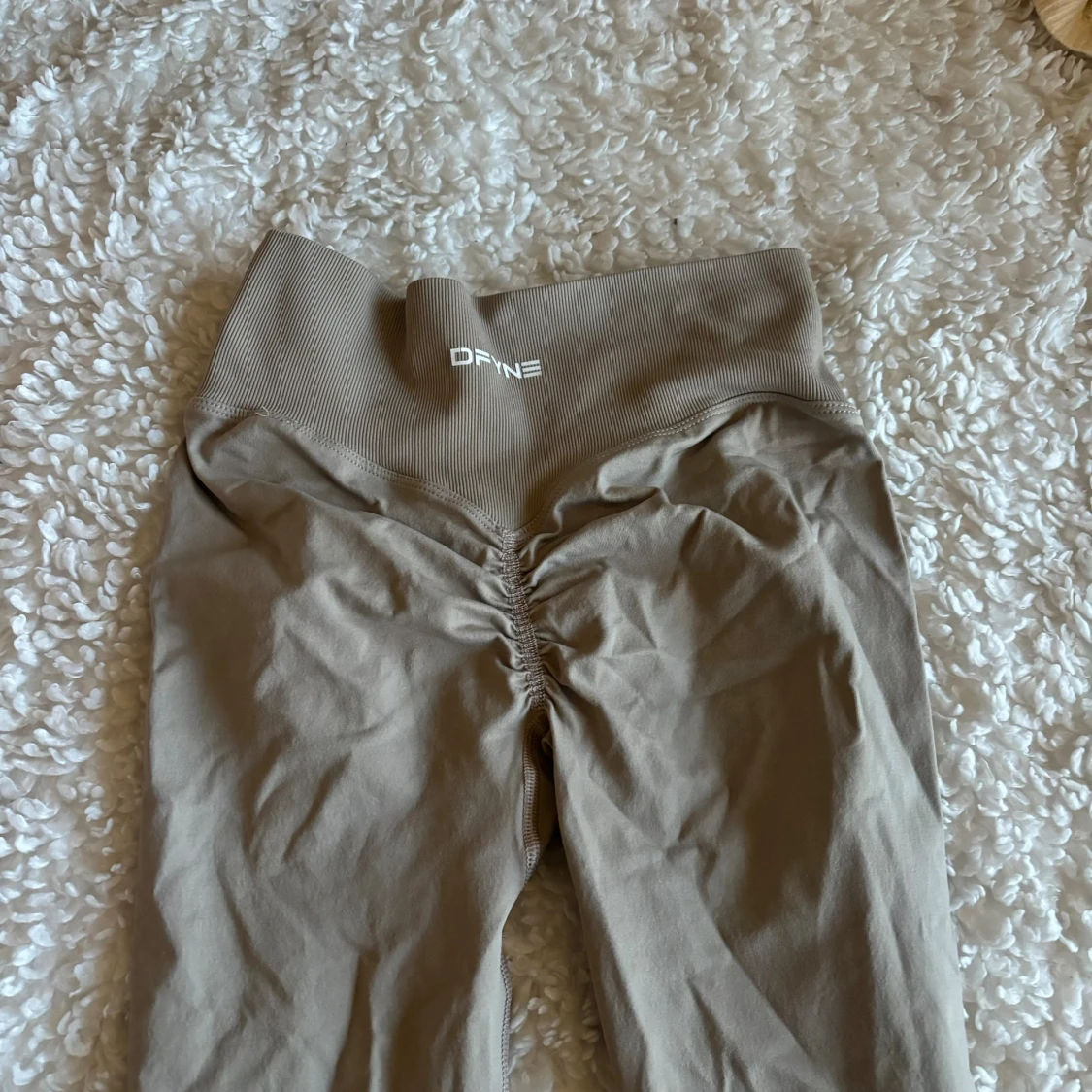 Beige leggings från DFINE med scrunch - 1