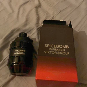 Spicebomb Infrared parfym - Spicebomb Infrared från Viktor&Rolf kommer i en cool, mörk flaska med tillhörande box. Perfekt för dig som vill sticka ut med en modern och trendig parfym. Helt ny testat ett spray