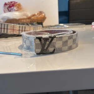 Vit bälte - Helt nytt skick, oanvänd. Kommer med förpackning 