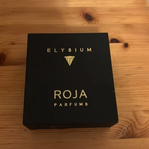 Roja Elysium exklusiv parfym - Elysium från Roja Parfums och doften bara sniffar vår sommar tider är en  lyxig parfym med stilren design och gulddetaljer. Flaskan är tillverkad i England och har en modern känsla som passar dig som vill sticka ut. Perfekt för dig som söker något unikt och exklusivt. Köpte den för 4000 kr,