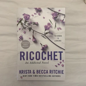 Ricochet - En modern och känslosam roman om att gå från vänner till älskare. Perfekt för dig som gillar starka känslor, relationer och exklusivt bonusmaterial. Skriven av New York Times-bästsäljande författare.