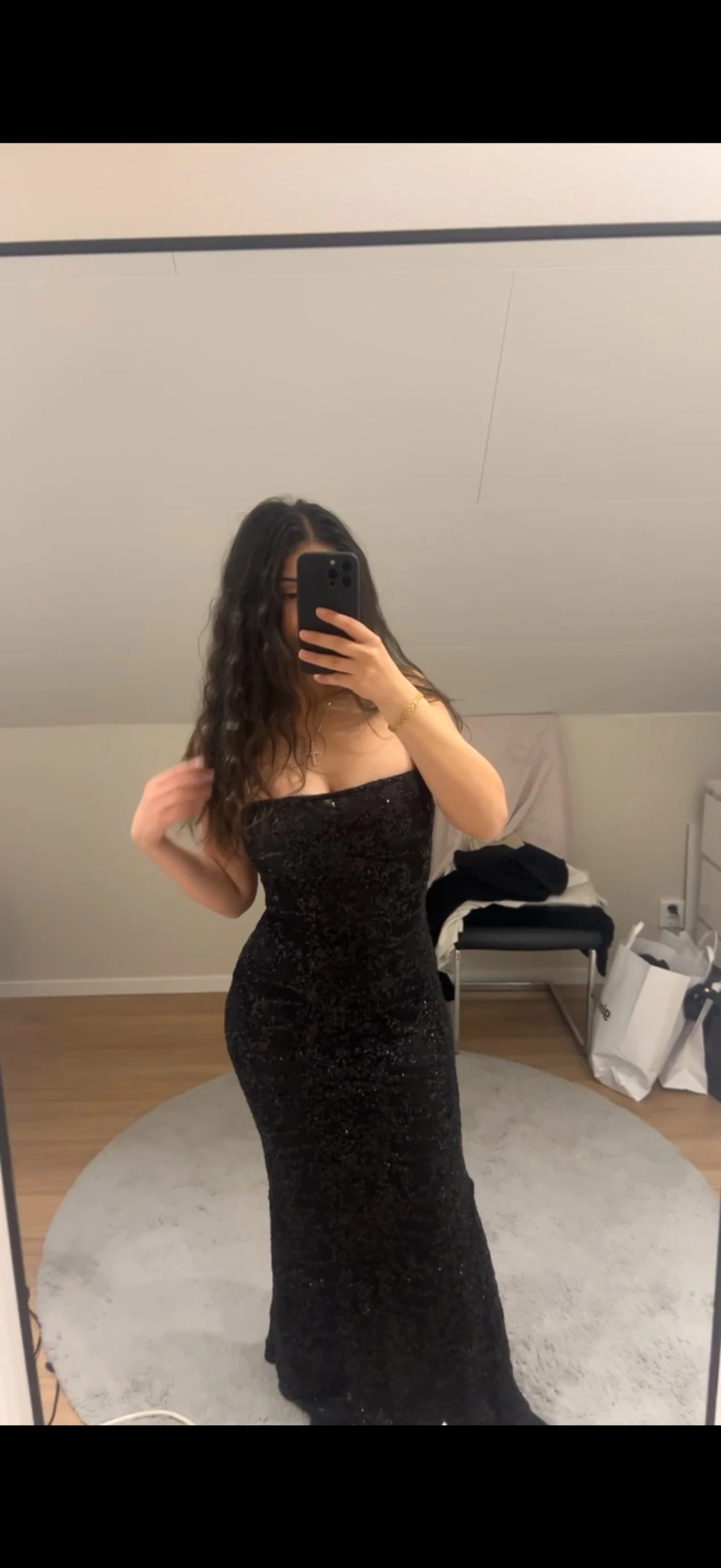 Svart glittrig långklänning - 1