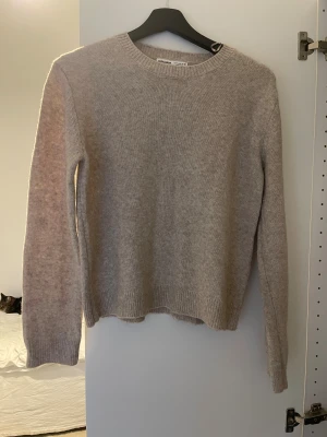 Stickad tröja  - Fin stickad tröja, säljer pga har för många, inga defekter, aldrig använts