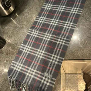 Mörkblå burberry halsduk - Halsduk