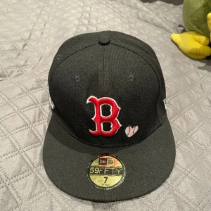 NEW ERA - 59FIFTY FITTED BOSTON  - En oanvänd New Era Cap med CUSTOM DESIGN. Köptes för 500. Storlek 7-55.8cm