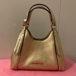 Michael Kors väska ”Arlo” i Pale Gold - Ny och oanvänd