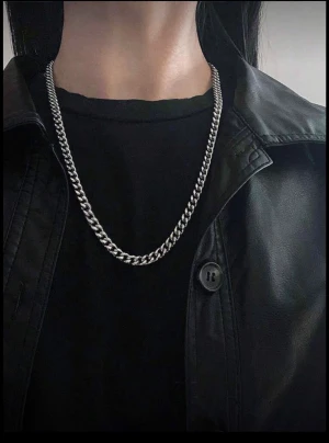 Kedjehalsband i silverfärg - Snyggt halsband med grov kedja i silverfärg som ger en cool och stilren vibe. Passar perfekt till streetwear och kan enkelt kombineras med både t-shirt och skinnjacka. Kedjan har en klassisk design och ligger snyggt runt halsen.