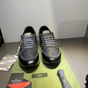 Rockrunners  - Tja! Säljer dessa fräscha rockrunners som passar perfekt till vintern. Skorna är helt nya! Dustbag osv medföljer. Hör av dig vid minsta fundering! Ej original 