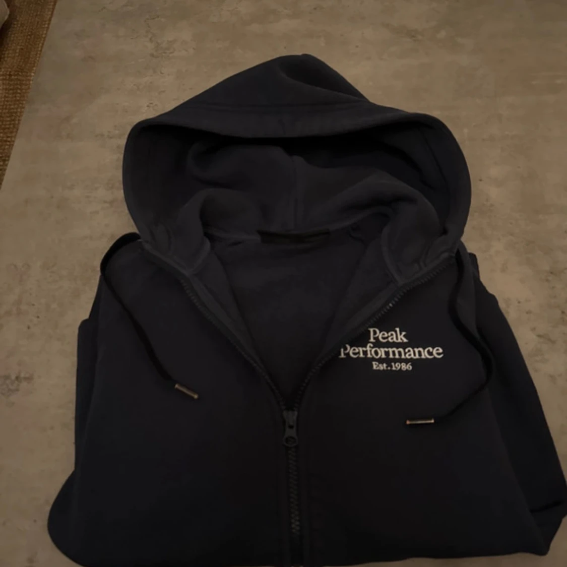 Mörkblå hoodie Peak Performance