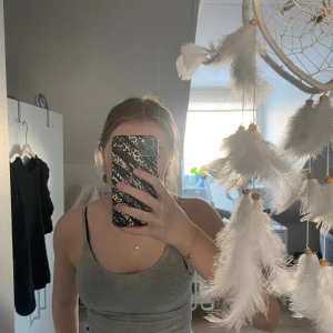 Grått basic linne - Säljer detta basic gråa linne. Finns tecken på användning, en liten fläck på ryggen och lite lösa trådar längst ner på linnet. Men man märker knappt av det.                                        Skicka för flera bilder eller frågor💕