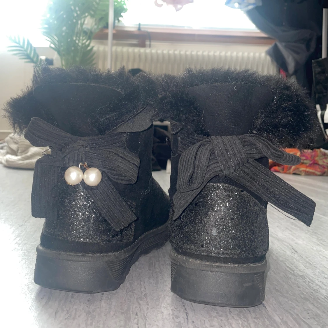 Svarta fluffiga boots med rosett och pärlor