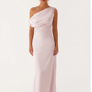 Peppermayo klänning  - Säljer min fina balklänning. Den sista bilder visar en tråd som gått upp, jag köpte denna på en annan secondhand app och fick den så. Det är ingenting som syns då det är på insidan av klänning och inget som gått upp mer efter jag använde den 💕