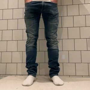 Replay anbass - Tja säljer nu dessa Replay anbass jeans i en super snygg tvätt! Dem har inga hål men det finns täcken på användning! Storlek 32/32 Dem passar folk mellan 170-185cm, pris kan diskuteras vid snabb affär!✌️