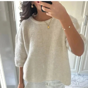 stickad tröja  - säljer denna helt slutsålda och så eftertraktade alpaca tröjan från Lindex!! lånade bilder men samma tröja, skriv för egna!❤️‍🔥😍