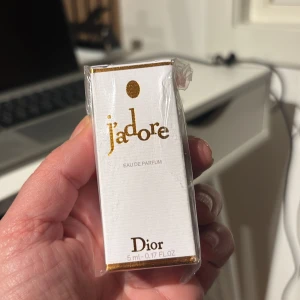 Dior J'adore Eau de Parfum 5ml - Dior J'adore Eau de Parfum i smidig 5 ml storlek. Tillverkad i Frankrike. Ingredienser: alkohol, parfym, aqua, butylphenyl methylpropional, benzyl salicylate, hexyl cinnamal, hydroxycitronellal, citronellol, ethylhexyl methoxycinnamate, alpha-isomethyl ionone, limonene, linalool, och fler.