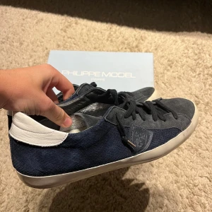 Philippe model - Phillipe model, bra skick| box och dustbag medföljer eu 44 passar 43-44 pris 1100kr hör av dig vid mer frågor eller minsta funderingar.