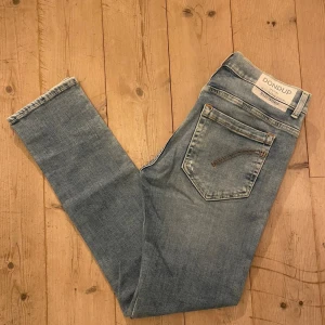 Ljusblå jeans från Dondup - Snygga ljusblå jeans från Dondup, tillverkade i Italien. Dondup George.         Längd 95cm