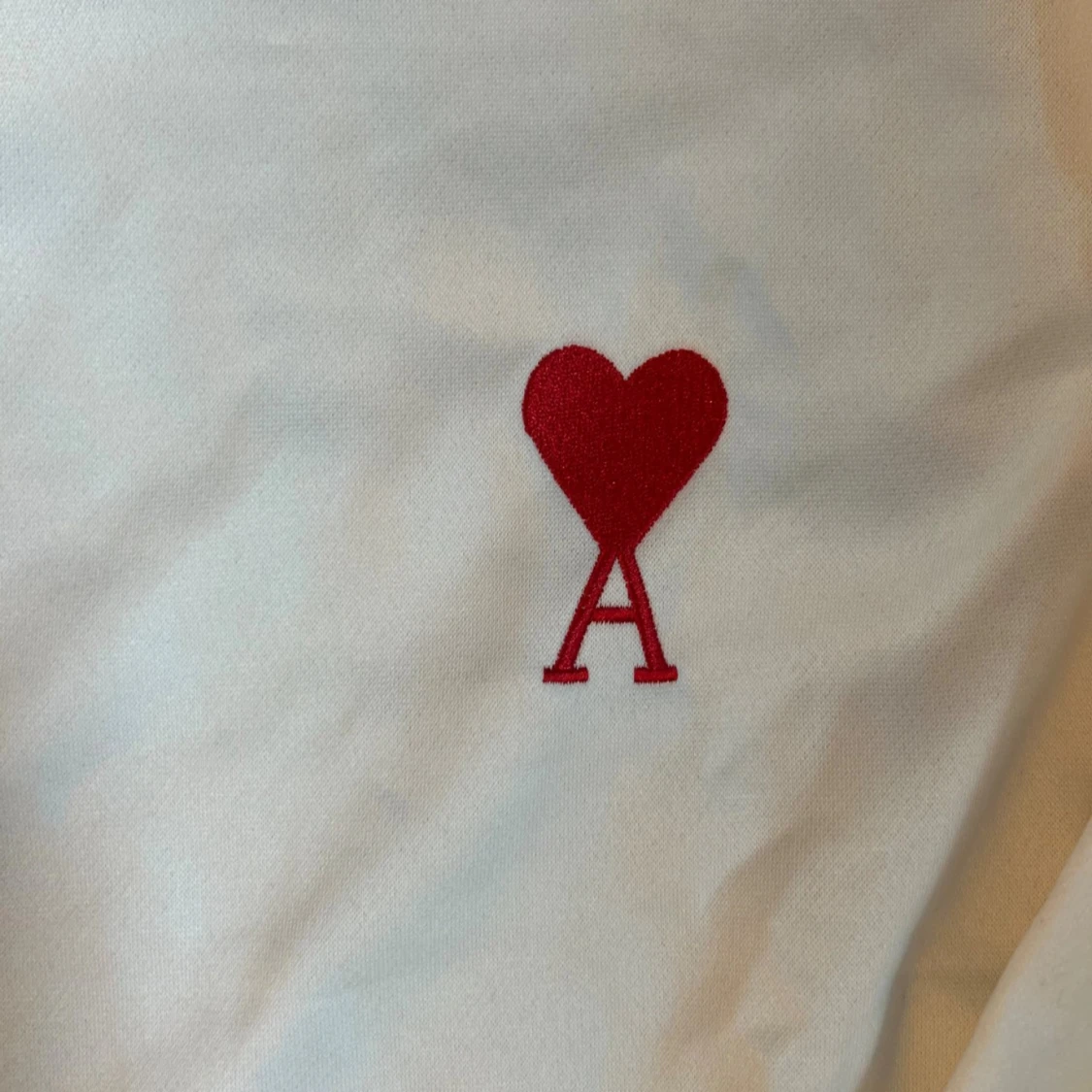 Vit sweatshirt från Ami Paris med hjärtdetalj - 1