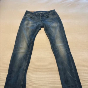 Dondup George skinny fit strl 33 - Säljer Dondup George Skinny Fit jeans, strl 33. Ett premiumjeans i stretch-denim som sitter tajt men är väldigt bekvämt. Låg midja, klassisk femficksdesign och fina Dondup-detaljer som ger ett exklusivt uttryck. Jeansen är Made in Italy med hög kvalitet i både material och sömnad. En modern, stilren och mångsidig modell som passar både vardag och mer uppklädda outfits. Perfekt för dig som vill ha ett snyggt, slimt och hållbart kvalitetsjeans.