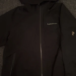 Svart GORE-TEX Jacka från Peak Performance - GORE-TEX, L passar M mindre i storlek. Köptes för cirka 2000kr säljer nu för 850kr, pris går att diskutera