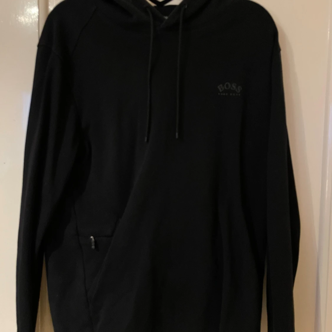 Svart hoodie från BOSS med huva