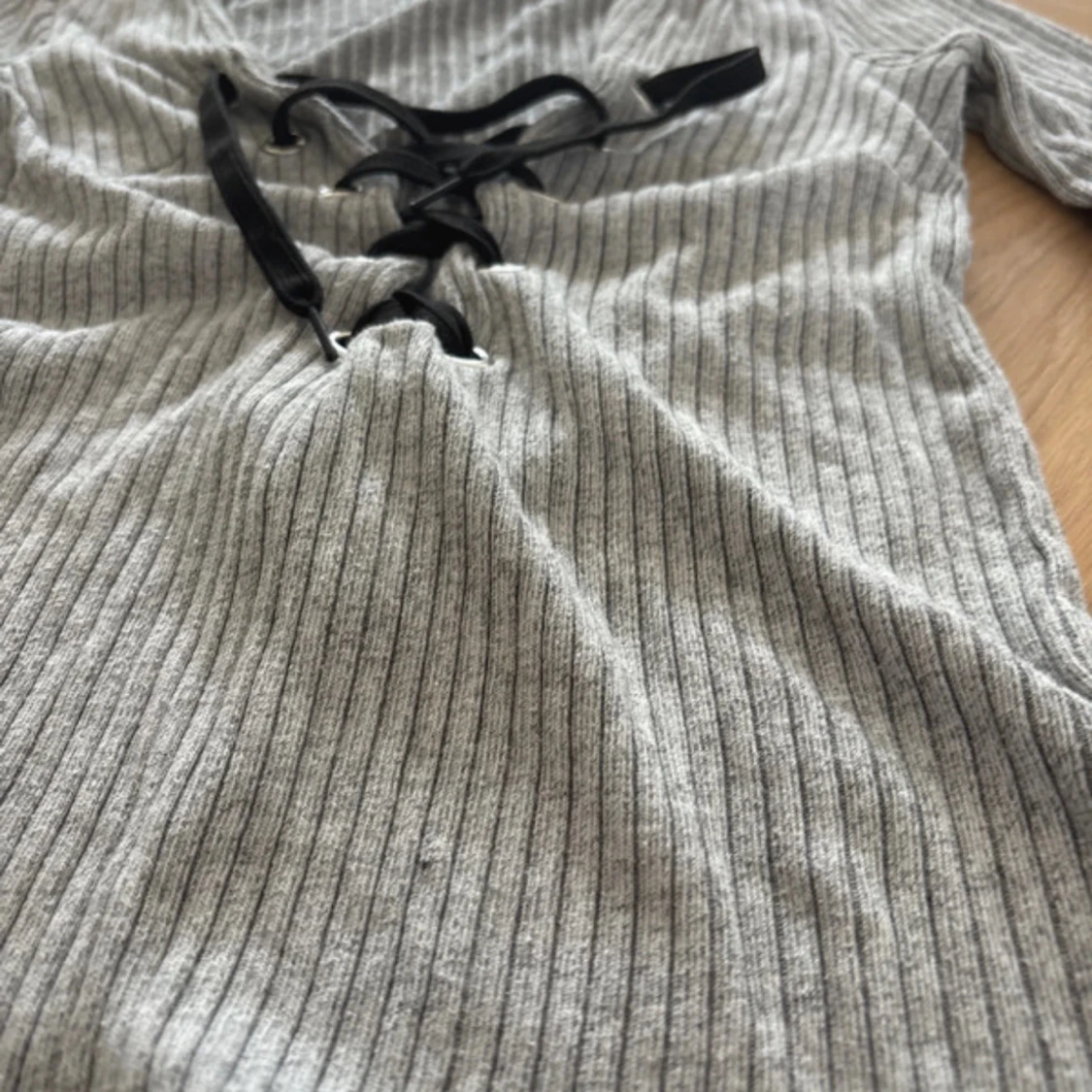 Grå ribbad långärmad topp Gina Tricot - 1