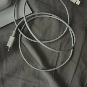 AirPods Pro - Apple AirPods Pro med originaltillbehör och extra öronproppar. Hörlurarna och laddningsetuiet fungerar, men etuiet har tydligt slitage och repor. Levereras med originalkartong och laddkabel. Perfekt för trådlös musik och samtal.