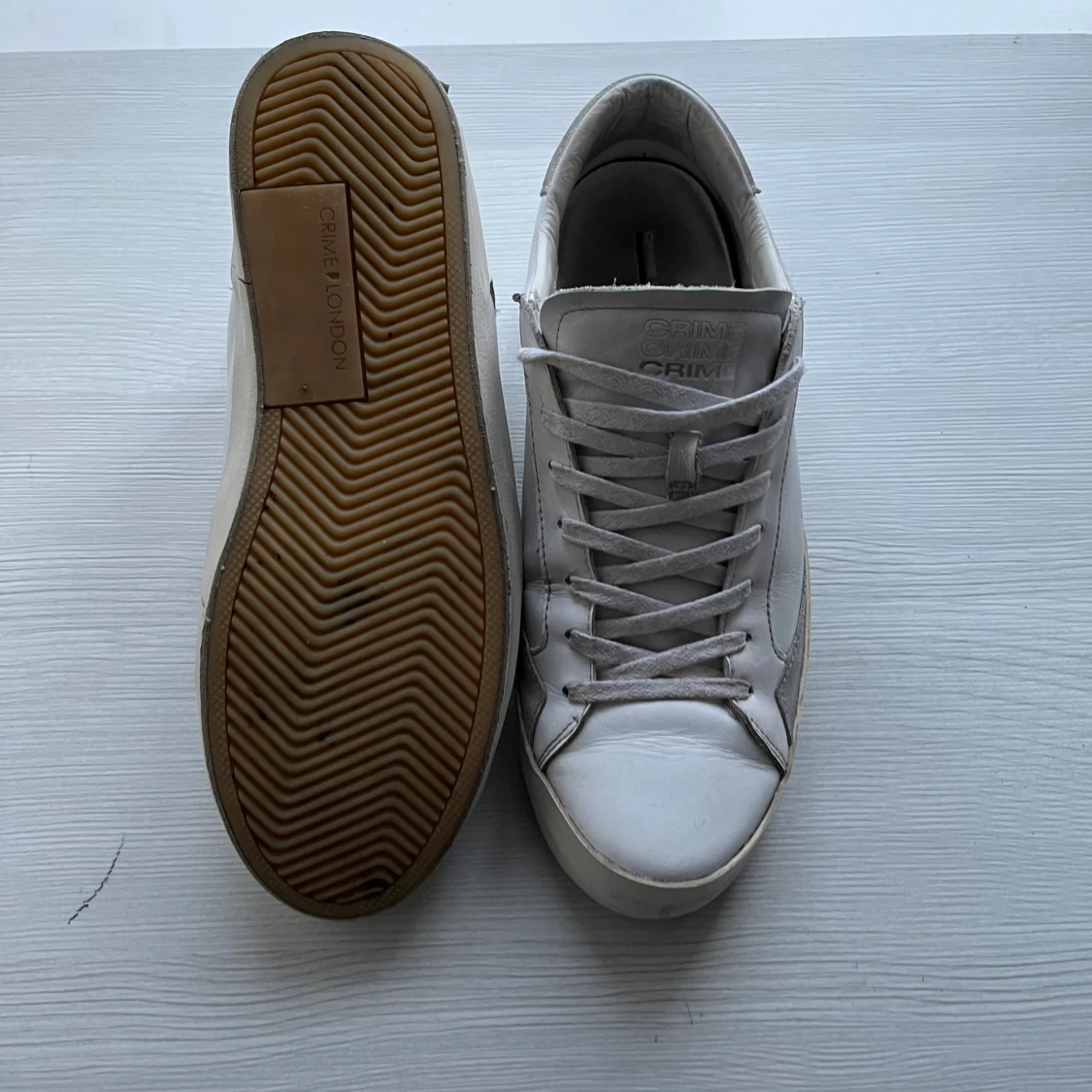 Vita sneakers från Crime London - 2